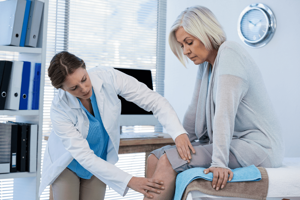 Ka tirohia e te taote tetahi turoro he arthrosis e hiahia ana ki te rongoa